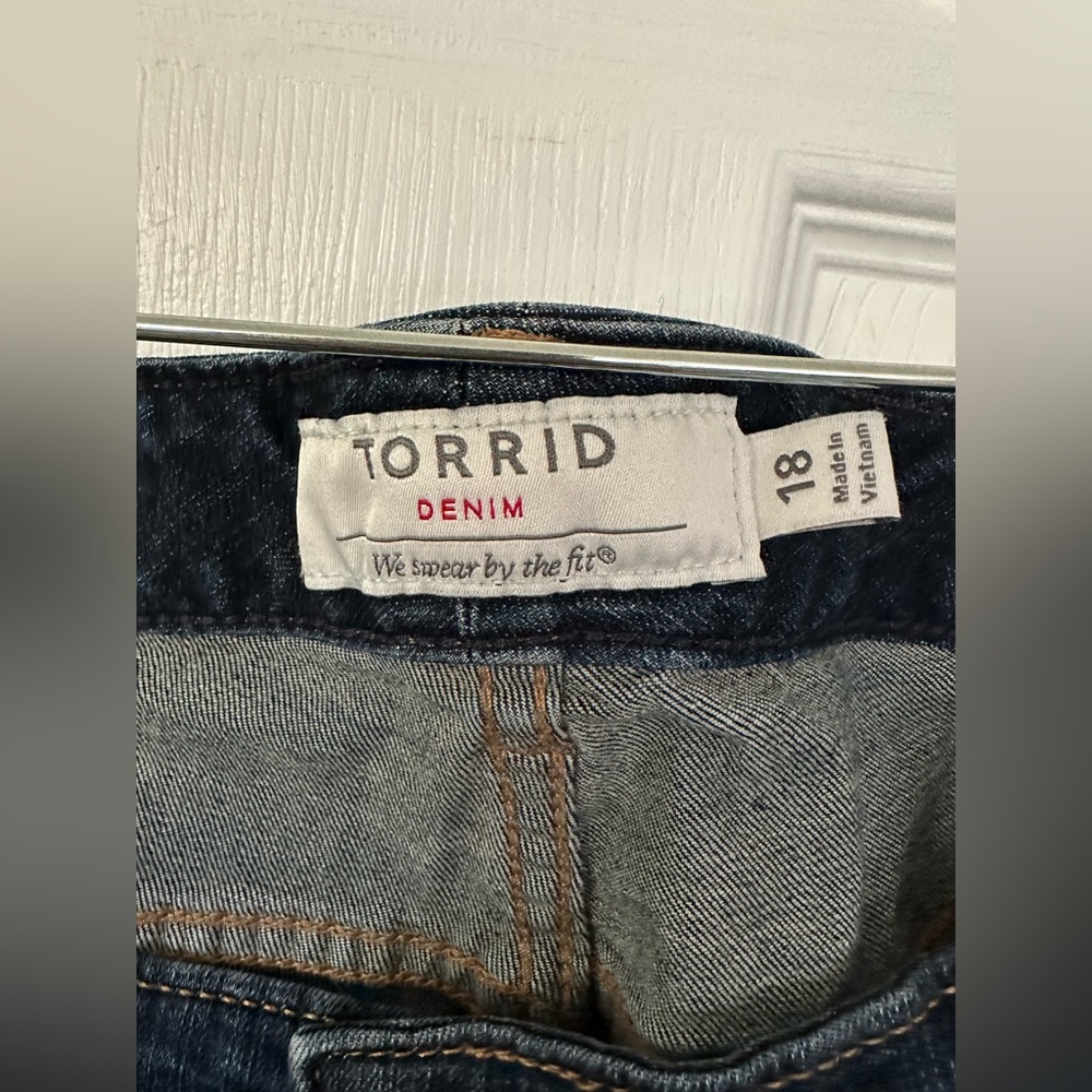Women’s Torrid Relaxed Boot jeans, size 18 - Picture 3 of 5